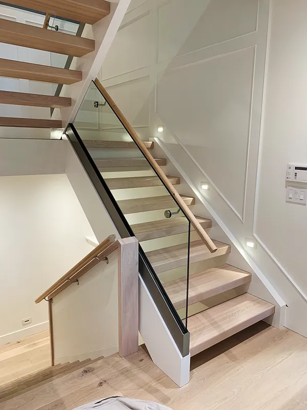Base shoe on stairs glass railing